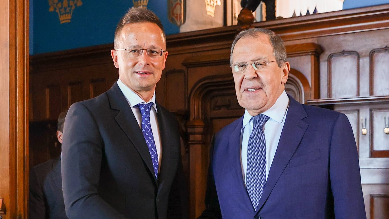 Der ungarische Außenminister Peter Szijjarto zu Besuch bei seinem russischen Amtskollegen Sergej Lawrow: Das EU-Land erhält nun mehr Gas als vertraglich zugesichert.