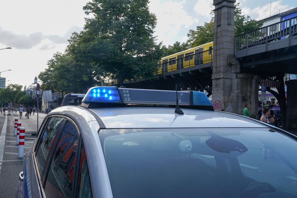 Polizeiwagen mit Blaulicht (Symbolbild): Die 85-Jährige musste von Rettungskräften behandelt werden.