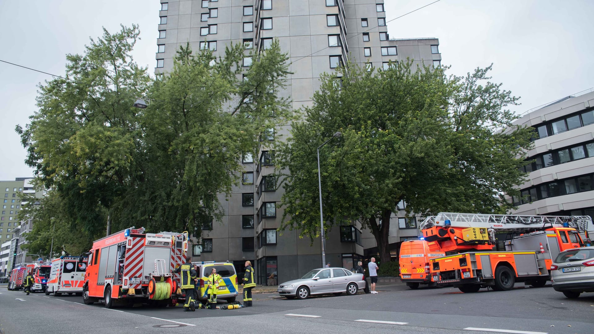 Feuerwehreinsatz im Kölner Stadtteil Neustadt/Nord: Bei dem Brand ist am Samstag ein Mann ums Leben gekommen. Feuerwehreinsatz im Kölner Stadtteil Neustadt/Nord: Bei dem Brand ist am Samstag ein Mann ums Leben gekommen.