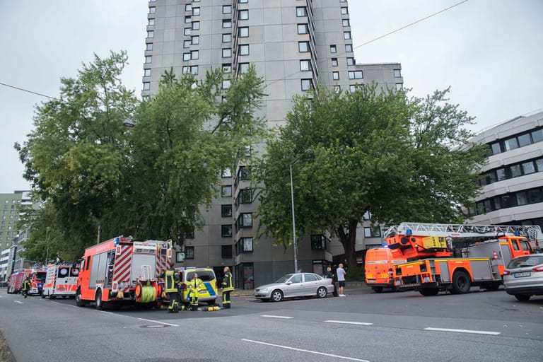 Feuerwehreinsatz im Kölner Stadtteil Neustadt/Nord: Bei dem Brand ist am Samstag ein Mann ums Leben gekommen.