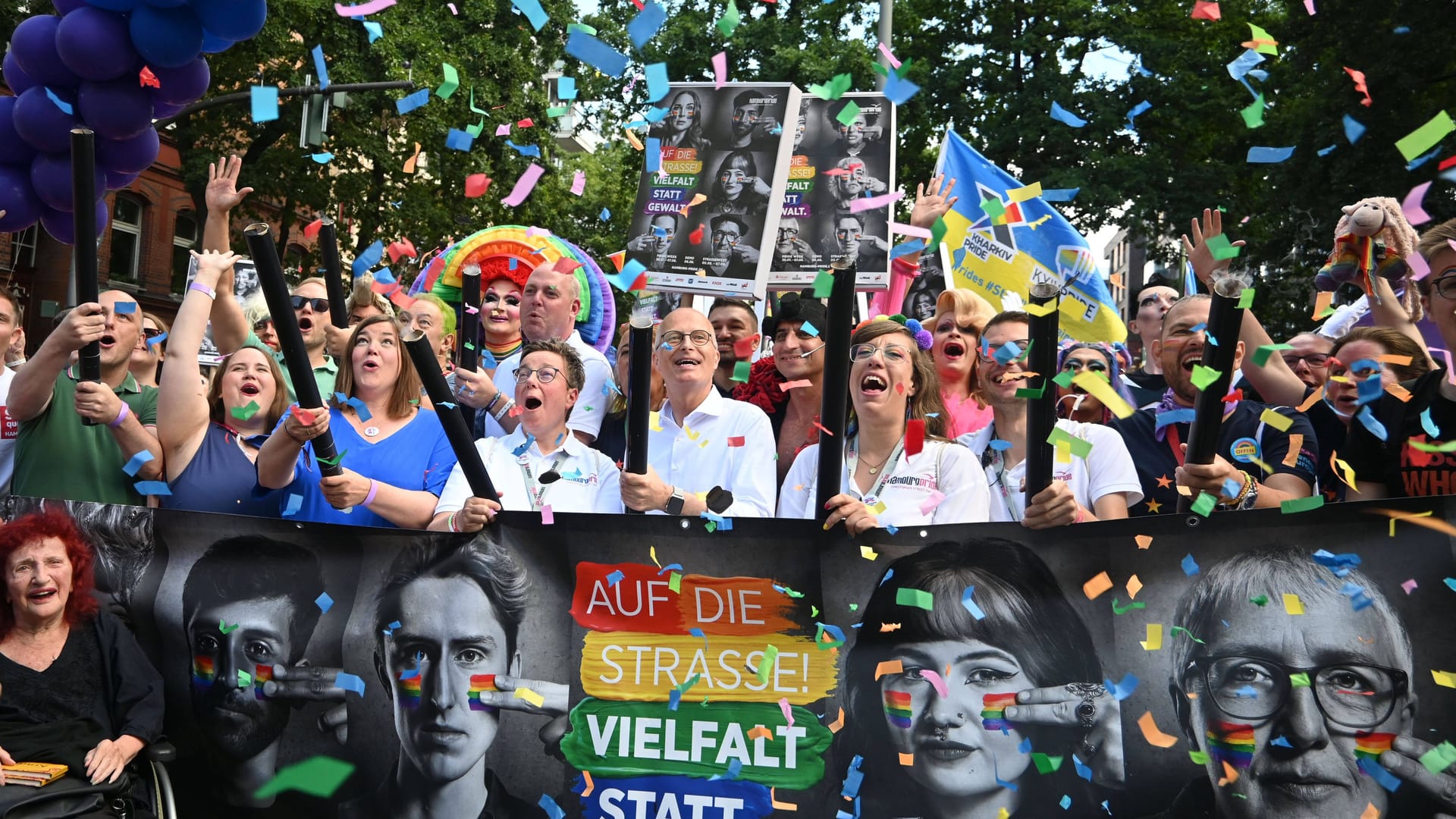 Hamburgs Bürgermeister Peter Tschentscher (Mitte) bei der CSD-Eröffnung: Auch die Grünen-Chefin Ricarda Lang (links, in dunkelblau) war dabei.