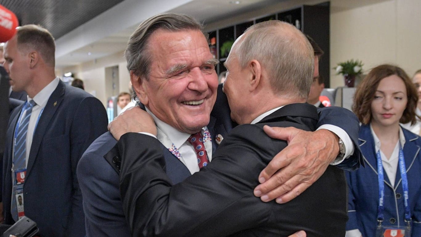 Gerhard Schröder (l) und Wladimir Putin (r) im Jahr 2018: Die beiden verbindet eine jahrelange Freundschaft.