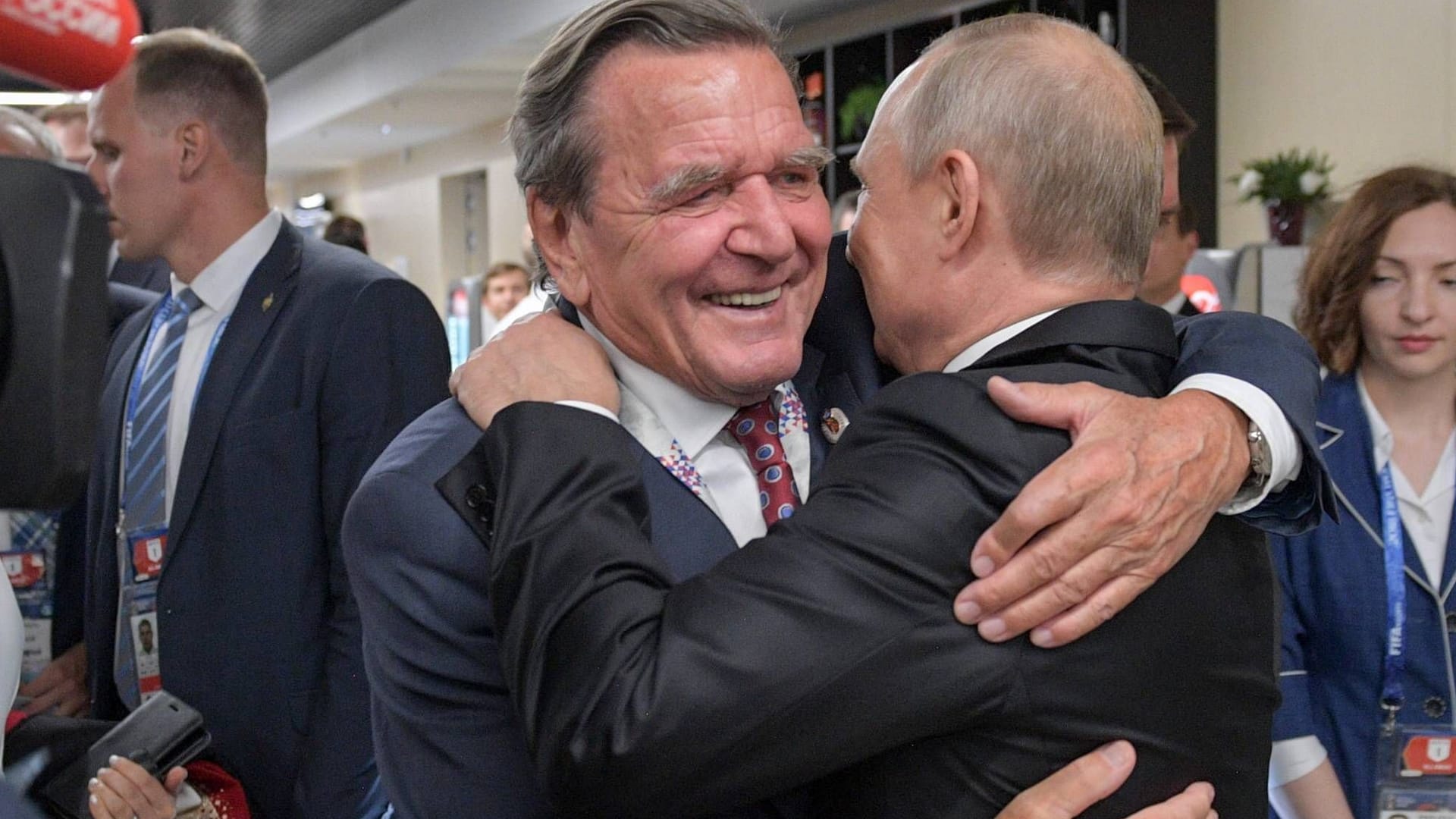 Gerhard Schröder (l) und Wladimir Putin (r) im Jahr 2018: Die beiden verbindet eine jahrelange Freundschaft.