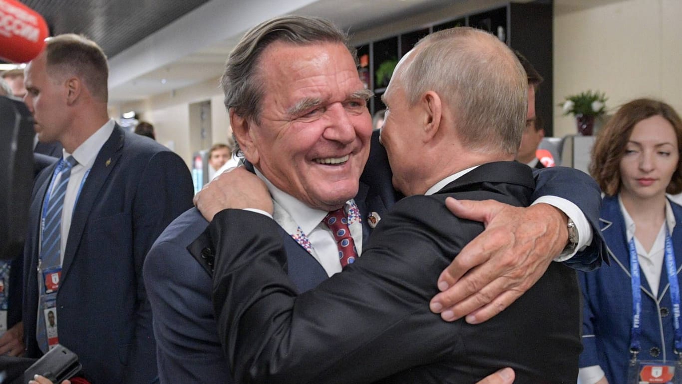 Gerhard Schröder (l) und Wladimir Putin (r) im Jahr 2018: Die beiden verbindet eine jahrelange Freundschaft.