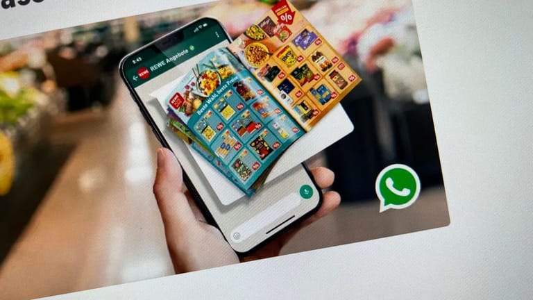 Prospekt auf Smartphone: Rewe verschickt Angebote jetzt per WhatsApp.
