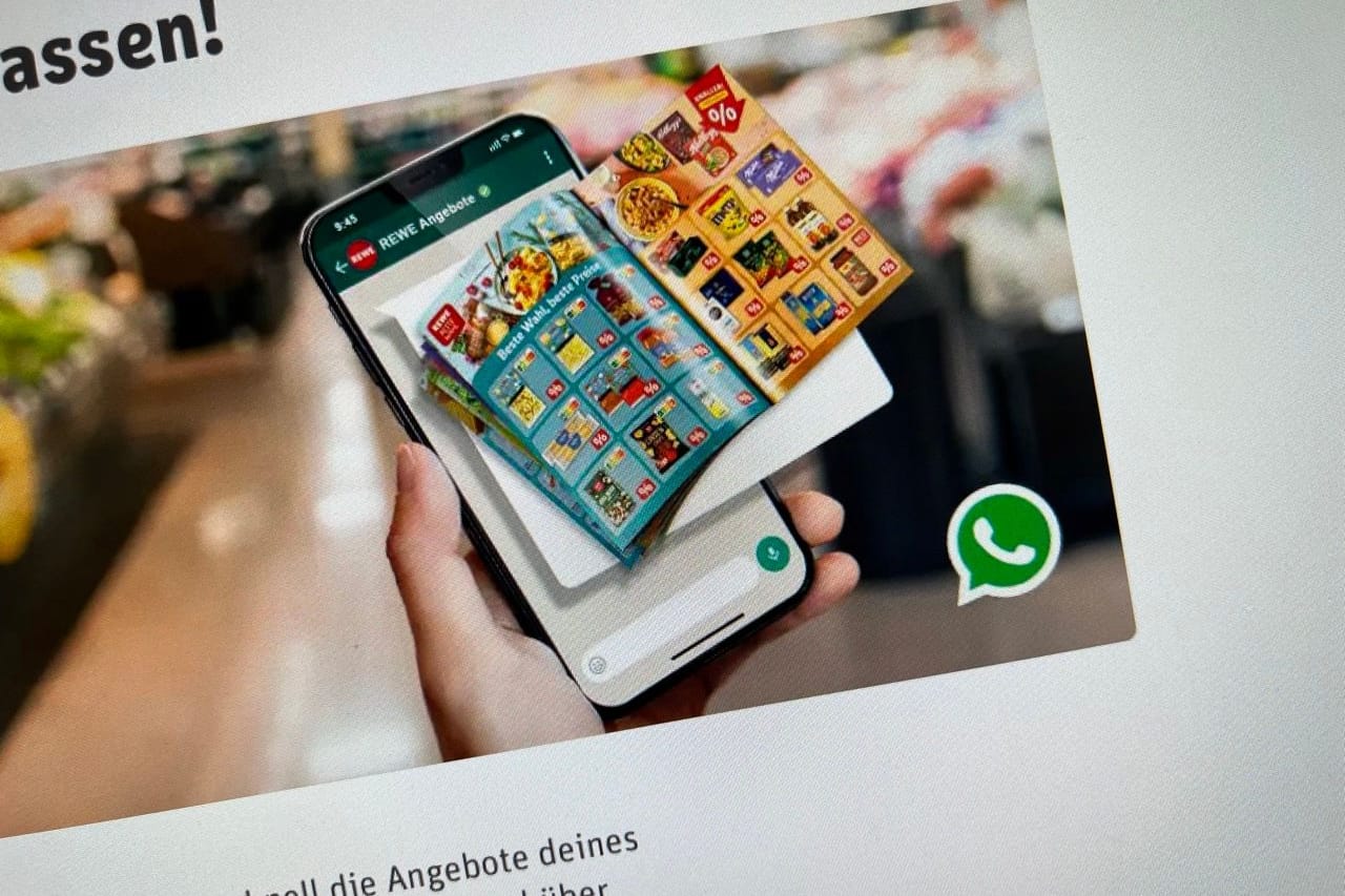 Prospekt auf Smartphone: Rewe verschickt Angebote jetzt per WhatsApp.