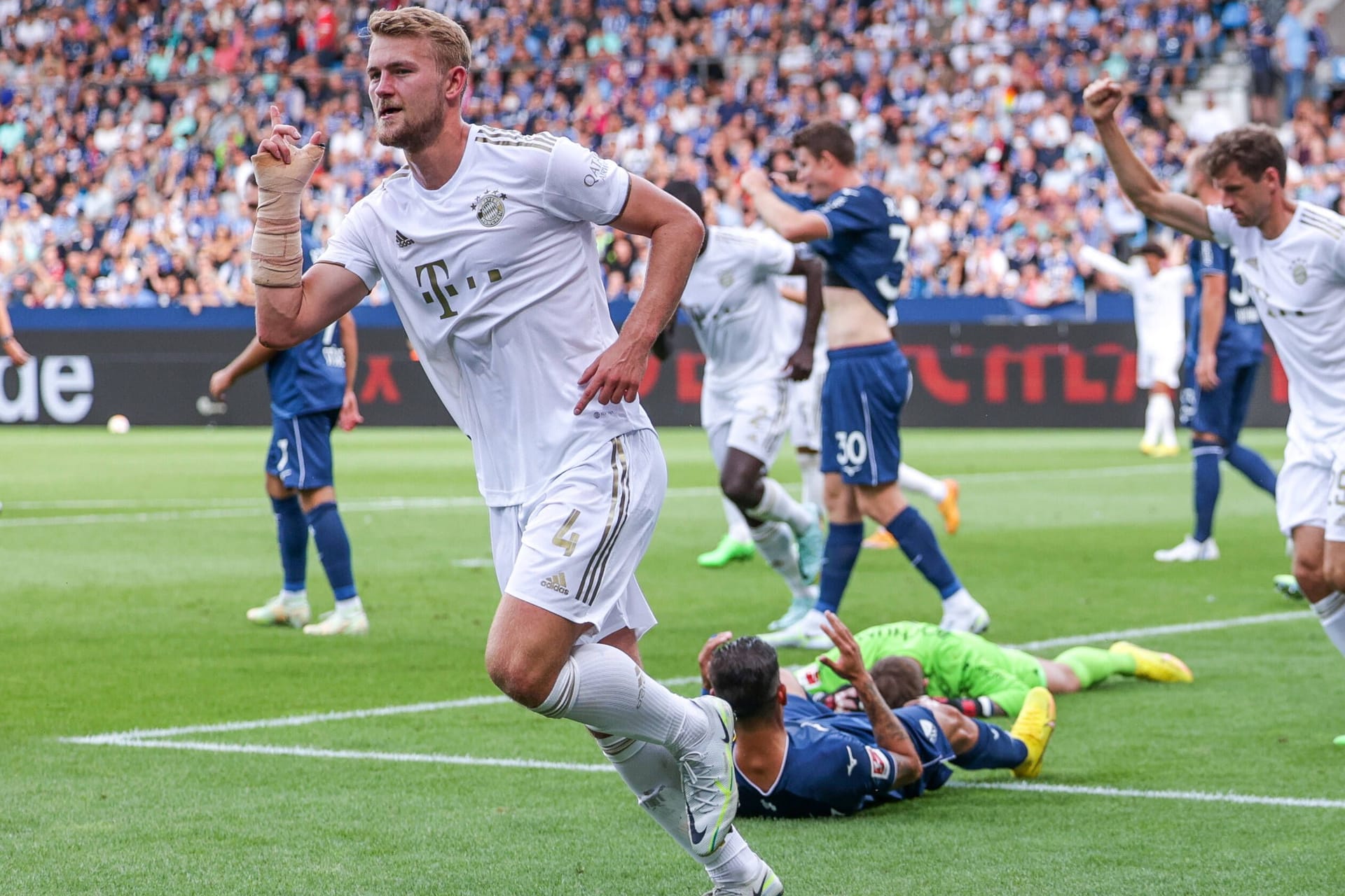 Traum-Debüt: Bayerns de Ligt feiert seinen Treffer gegen Bochum.