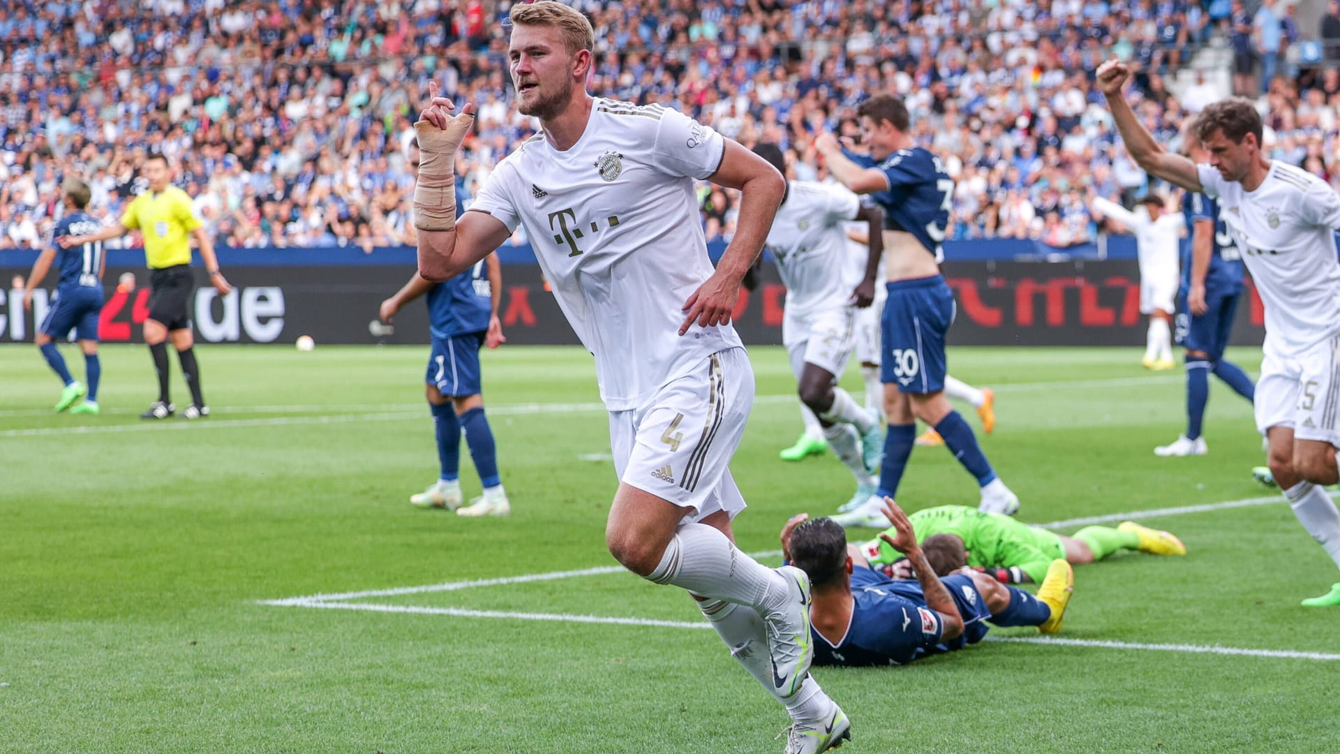 Traum-Debüt: Bayerns de Ligt feiert seinen Treffer gegen Bochum.