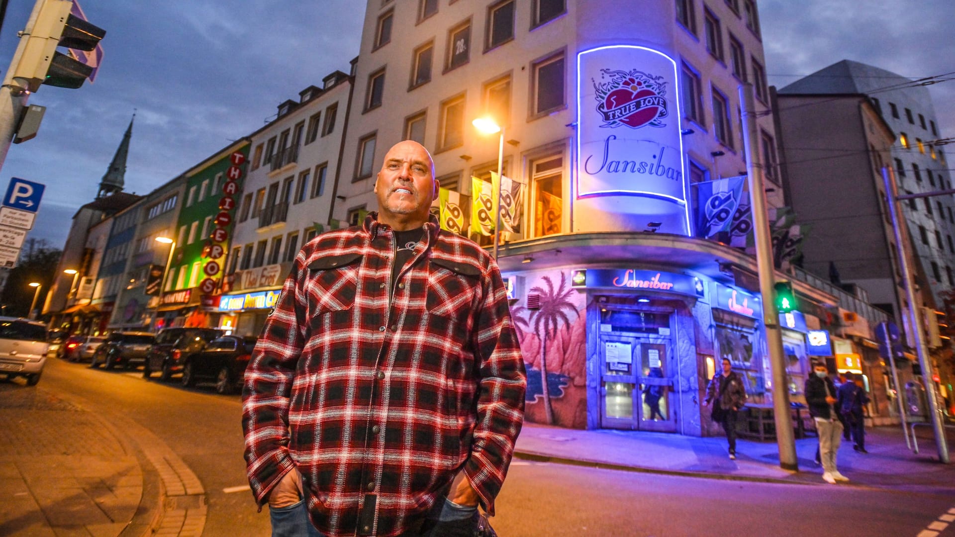 Rocker-Boss Frank Hanebuth posiert vor seinem Lokal "Sansibar" in Hannover (Archivbild).