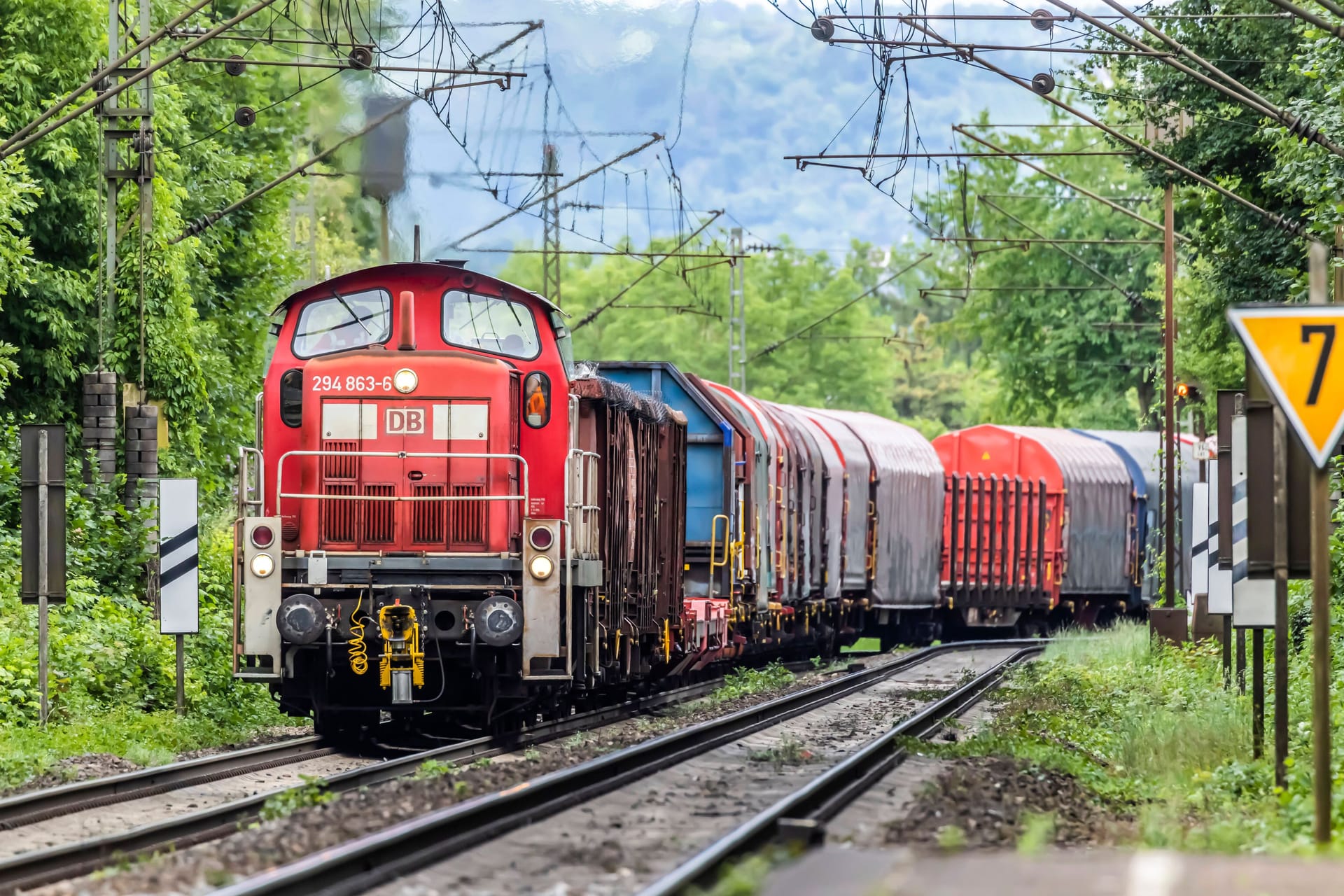 Güterzug auf der sogenannten Schusterbahn (Symbolbild): Fahrgäste der Bahn könnten sich auf längere Wartezeiten einstellen. Güterzug auf der sogenannten Schusterbahn (Symbolbild): Fahrgäste der Bahn könnten sich auf längere Wartezeiten einstellen.