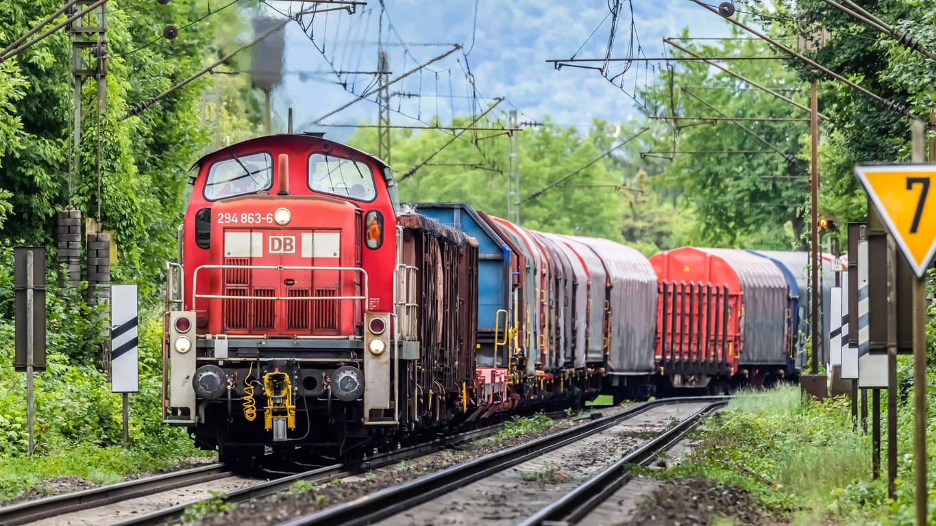 Güterzug auf der sogenannten Schusterbahn (Symbolbild): Fahrgäste der Bahn könnten sich auf längere Wartezeiten einstellen.