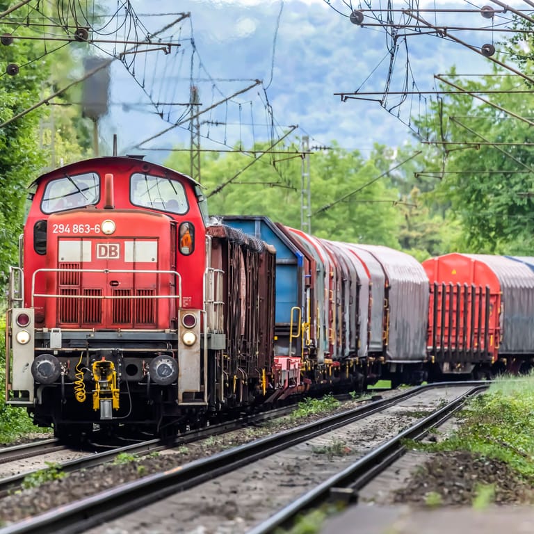 Güterzug auf der sogenannten Schusterbahn (Symbolbild): Fahrgäste der Bahn könnten sich auf längere Wartezeiten einstellen.