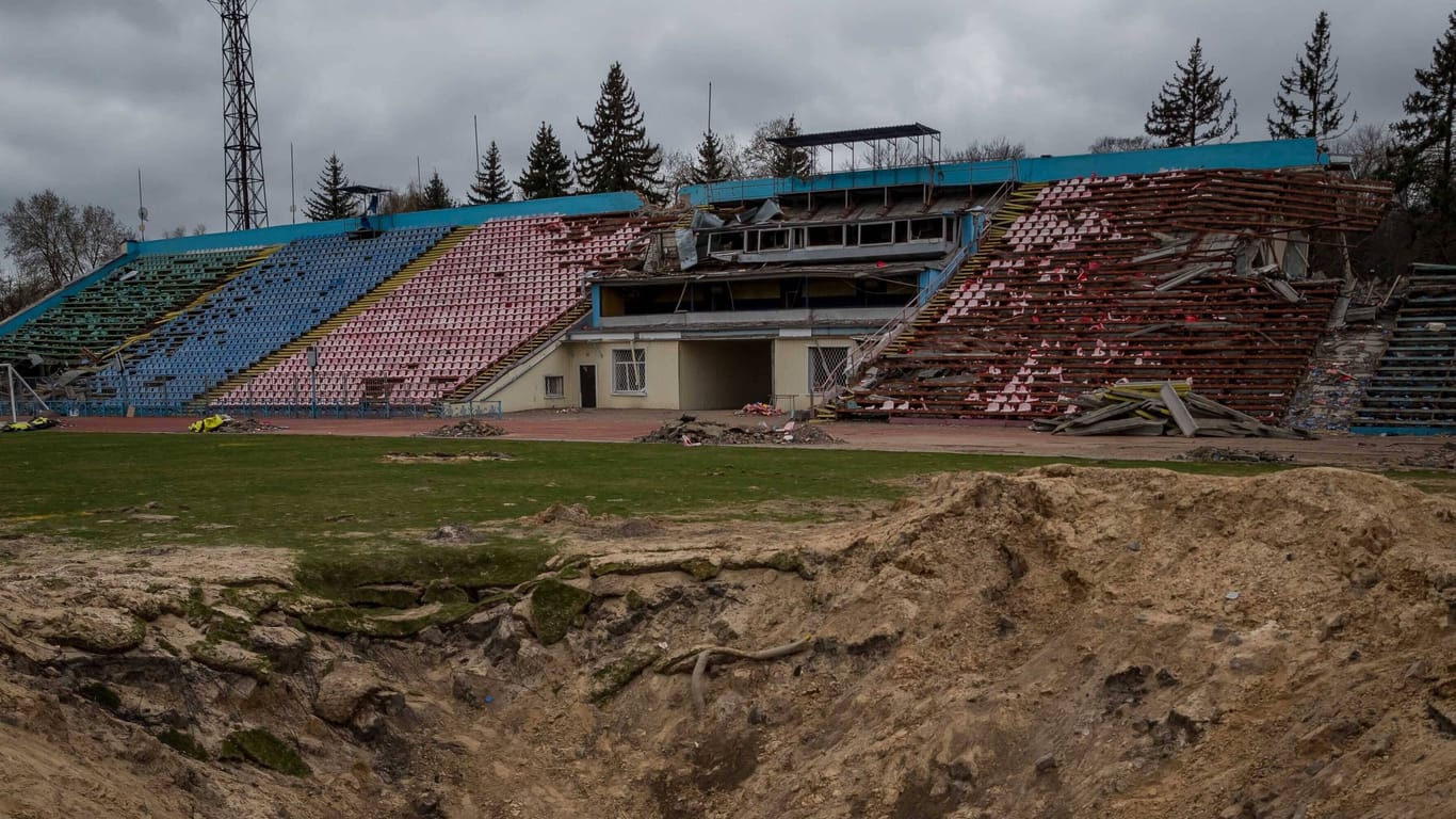 Ein Stadion in Tschernihiw im April: Die Zerstörung der Fußballarena nordöstlich von Kiew ist deutlich zu sehen.