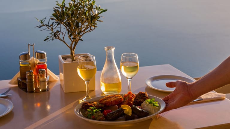 Mahlzeiten werden in Griechenland zelebriert. Es ist wichtig für das Zusammengehörigkeitsgefühl – sowohl für Einheimische als auch für ihre Gäste. Jeder soll sich wohlfühlen.