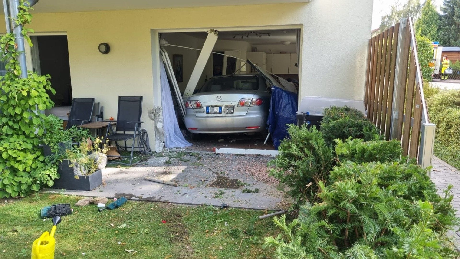 Das Auto steht im Wohnzimmer der Seniorenwohnanlage: Eine Bewohnerin wurde schwer verletzt. Das Auto steht im Wohnzimmer der Seniorenwohnanlage: Eine Bewohnerin wurde schwer verletzt.