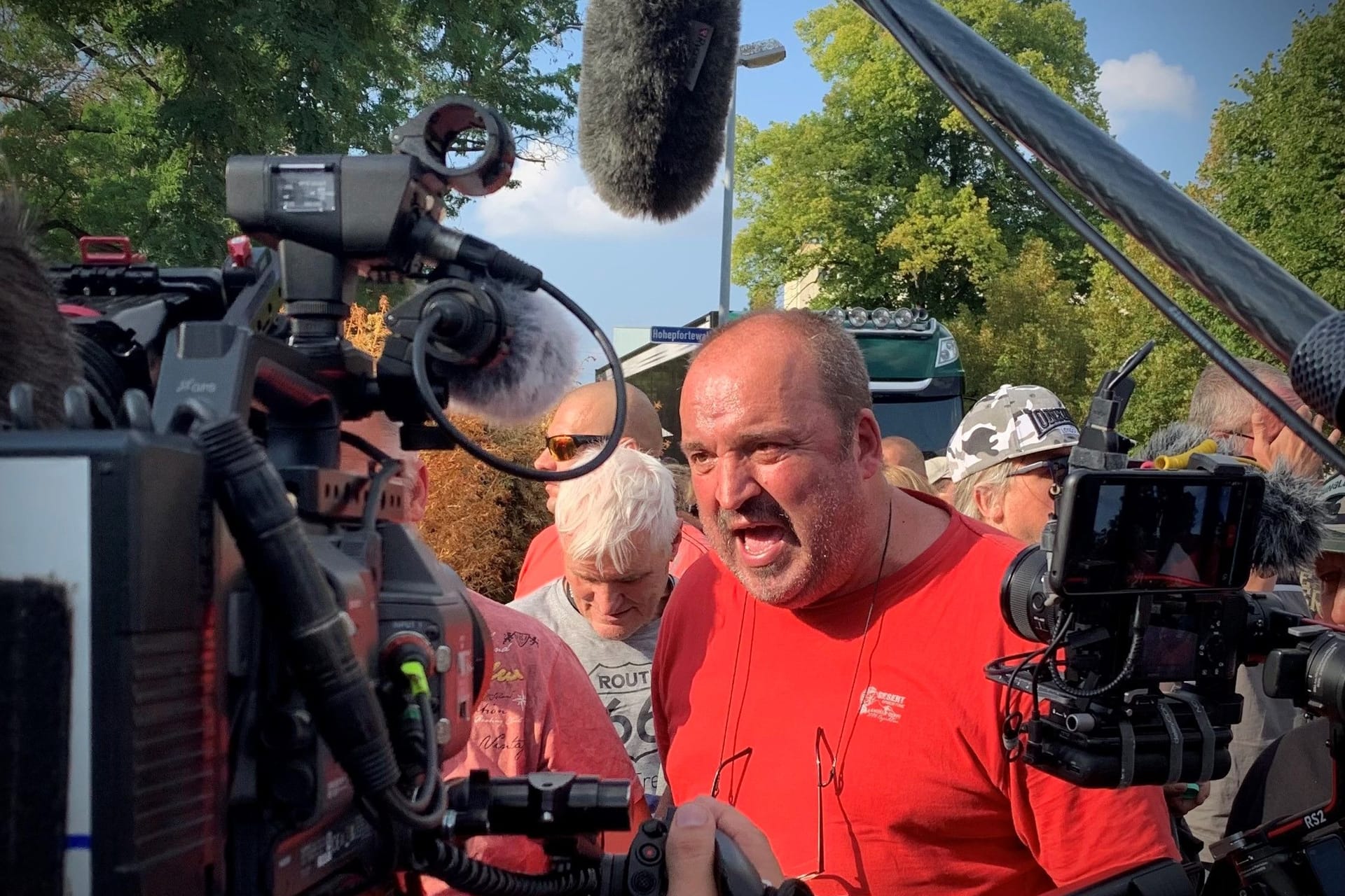 Demonstrant vor einem Kamerateam: "Ordentlich Druck im Kessel."