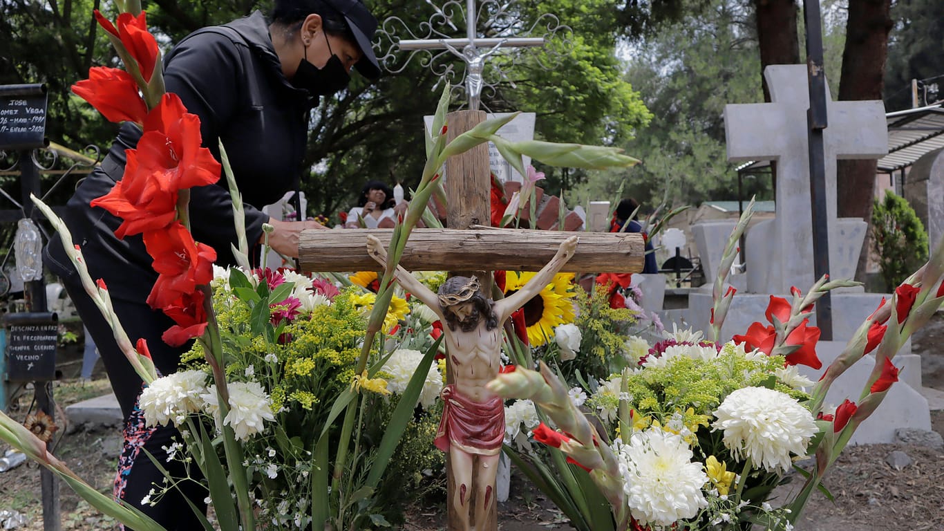 Ein Grab an einem Friedhof in Mexiko (Symbolbild): In Salinas soll ein Kind zweimal gestorben sein.
