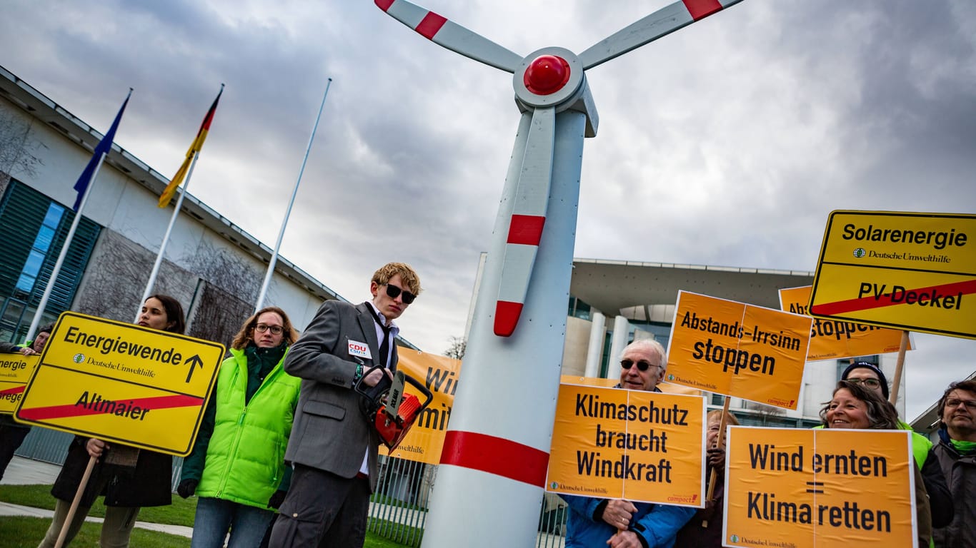 Proteste für Windkraftausbau in Berlin (Symbolbild): Die Ampel will die Energiewende schaffen und gleichzeitig die Natur schützen. Geht das?