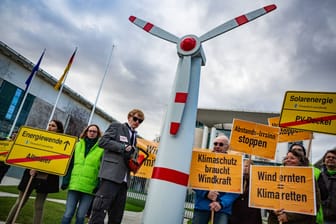 Proteste für Windkraftausbau in Berlin (Symbolbild): Die Ampel will die Energiewende schaffen und gleichzeitig die Natur schützen. Geht das?