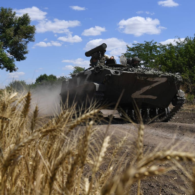 Russischer Schützenpanzer rollt durch besetztes Gebiet in der Ukraine.