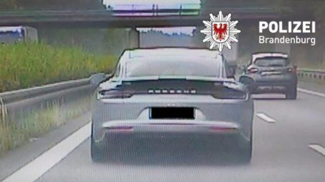 Der Porsche, aufgenommen von einer Polizeistreife: Darin wurde der 17-Jährige gleich zweimal erwischt.