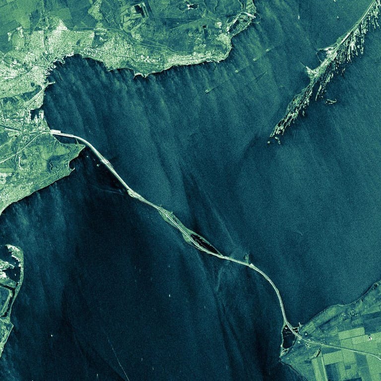 Die Kerch-Brücke zwischen Russland und der besetzten Halbinsel Krim auf einem Satellitenbild der Firma Iceye: "Bei der Radar-Satellitentechnik weltweit führend".