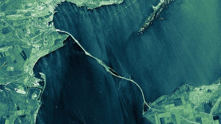 Die Kerch-Brücke zwischen Russland und der besetzten Halbinsel Krim auf einem Satellitenbild der Firma Iceye: "Bei der Radar-Satellitentechnik weltweit führend".