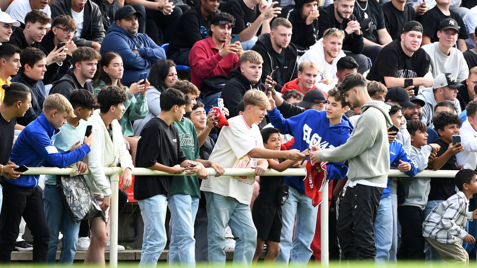 Elias Nerlich bei Fußballspiel zwischen Delay Sports und Traber FC Mariendorf (Archivbild): Mit Musikeinlage und Auftritt des Gründers Nerlich von Delay Sports wird das Spiel zum Event für die gut 1.000 Besucher. Elias Nerlich bei Fußballspiel zwischen Delay Sports und Traber FC Mariendorf (Archivbild): Mit Musikeinlage und Auftritt des Gründers Nerlich von Delay Sports wird das Spiel zum Event für die gut 1.000 Besucher.