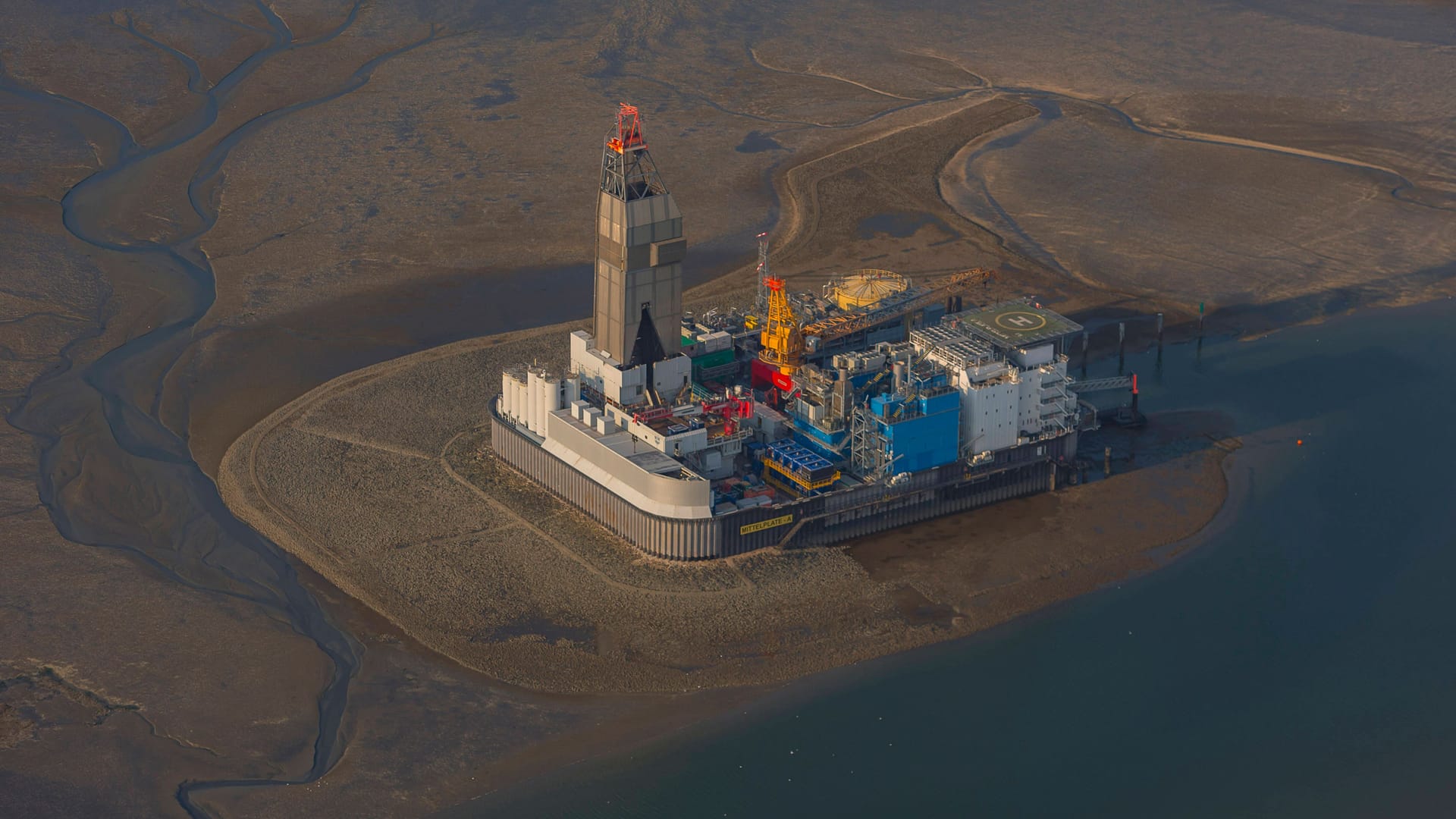 Bohrinsel Mittelplate im Nationalpark Wattenmeer, Schleswig-Holstein (Archivbild): Die Ölpreise geben zum Wochenstart deutlich nach.