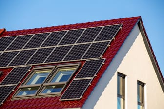 Nachhaltige Stromquelle: Mit der Installation von Solarzellen ist es noch nicht getan. Um die Anlage optimal zu nutzen, sollte man sie regelmäßig warten.