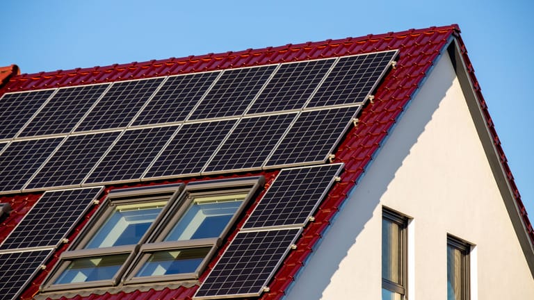 Nachhaltige Stromquelle: Mit der Installation von Solarzellen ist es noch nicht getan. Um die Anlage optimal zu nutzen, sollte man sie regelmäßig warten.