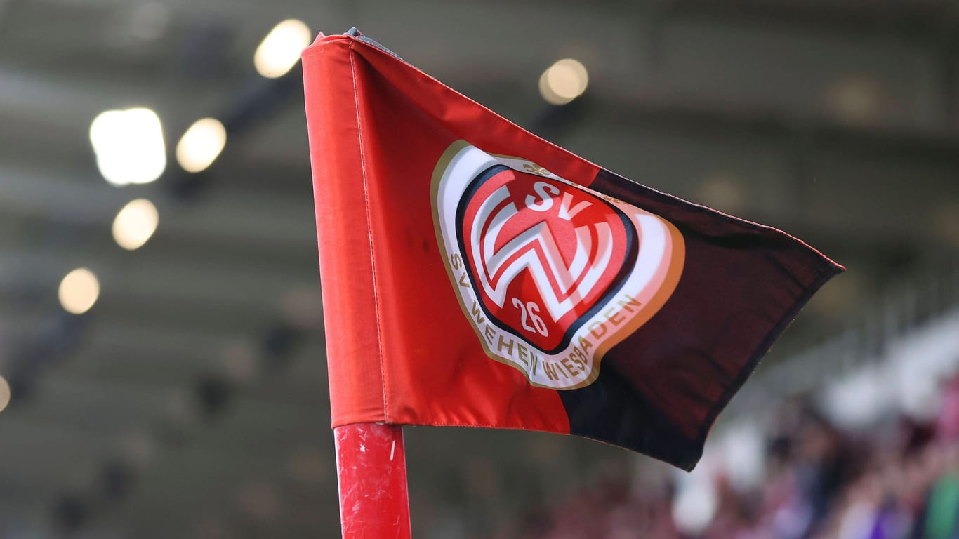 Eckfahne mit dem Logo des SV Wehen Wiesbaden: Ein Ex-Trainer der Jugendabteilung soll sich an Minderjährigen vergangen haben.