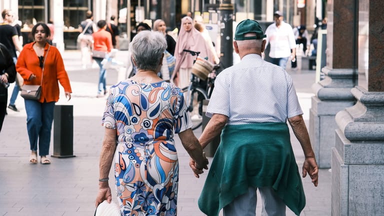 Zwei Renter beim Einkaufsbummel: Das Renteneintrittsalter könnte angehoben werden.