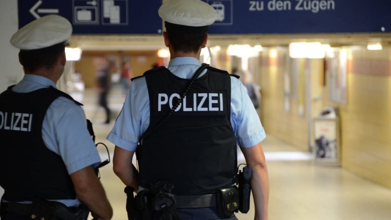 Polizei in München im Einsatz (Symbolfoto): Am S-Bahnhof Giesing ist es zu einem Unfall gekommen.