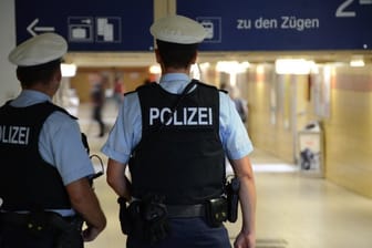 Polizei in München im Einsatz (Symbolfoto): Am S-Bahnhof Giesing ist es zu einem Unfall gekommen.