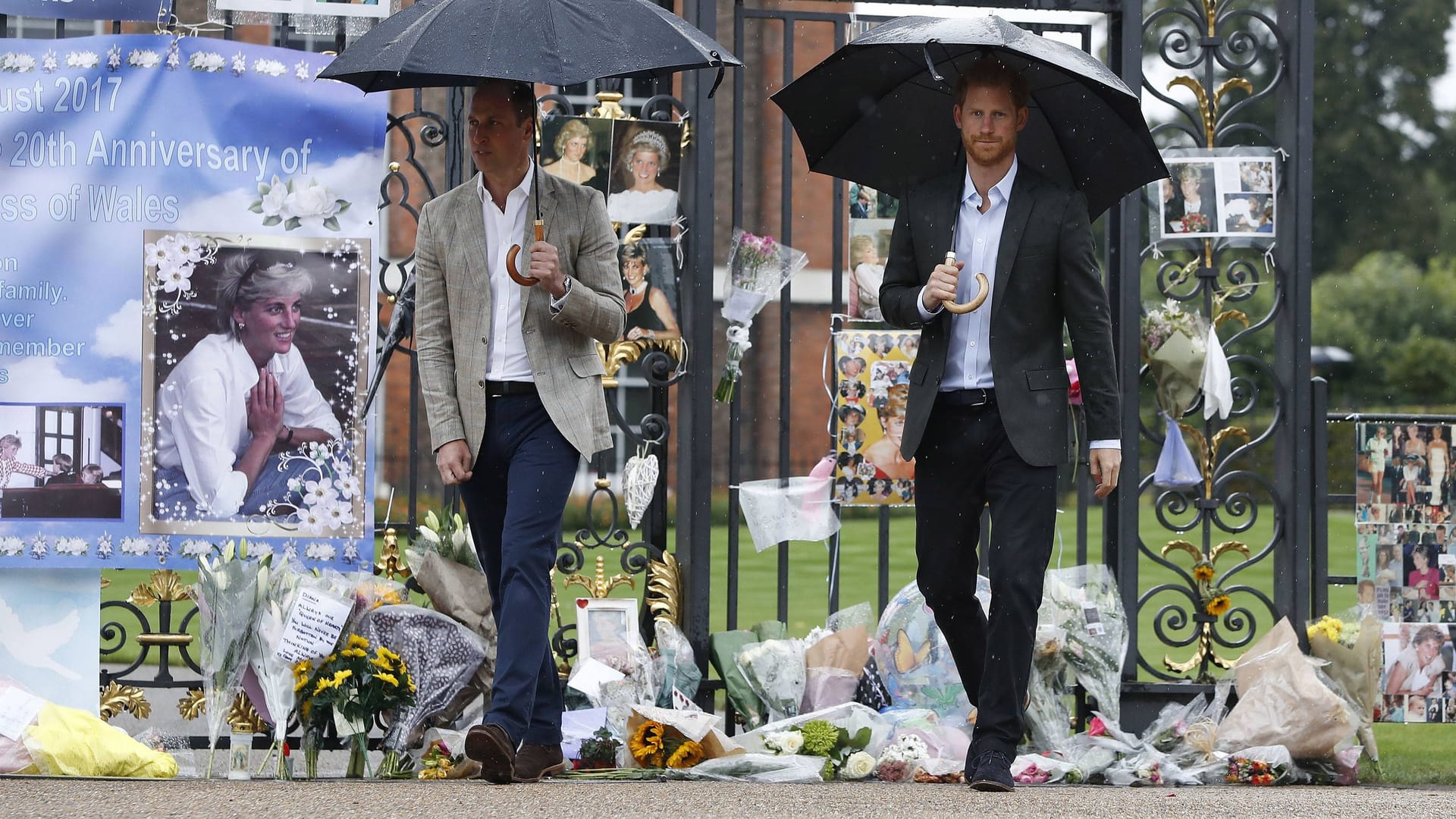 August 2017: William und Harry legten gemeinsam Blumen nieder.