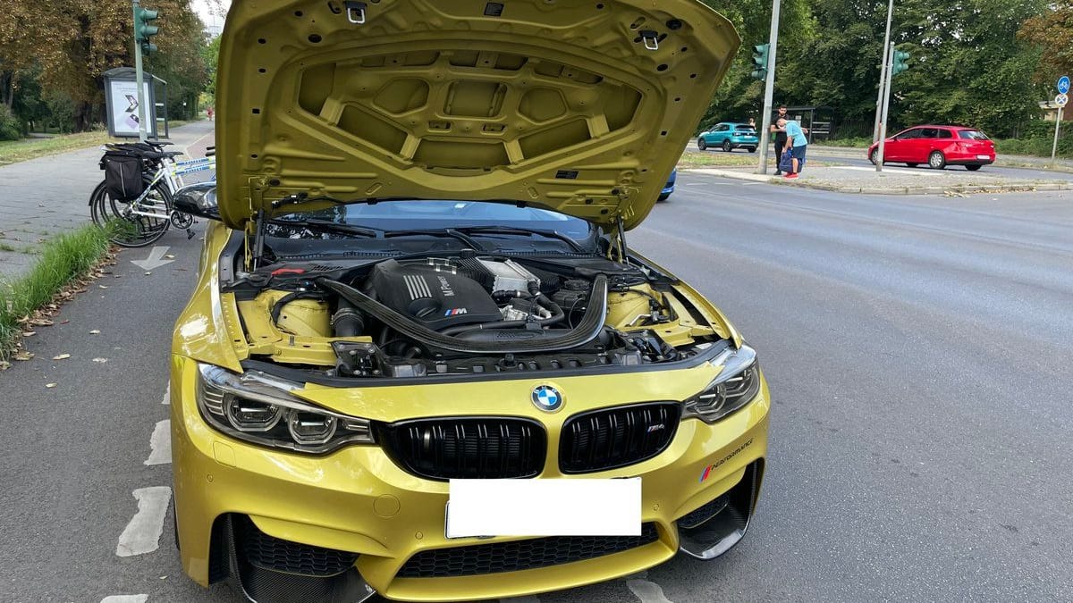 Beamte der Berliner Fahrradstaffel stoppten diesen BMW in Spandau.