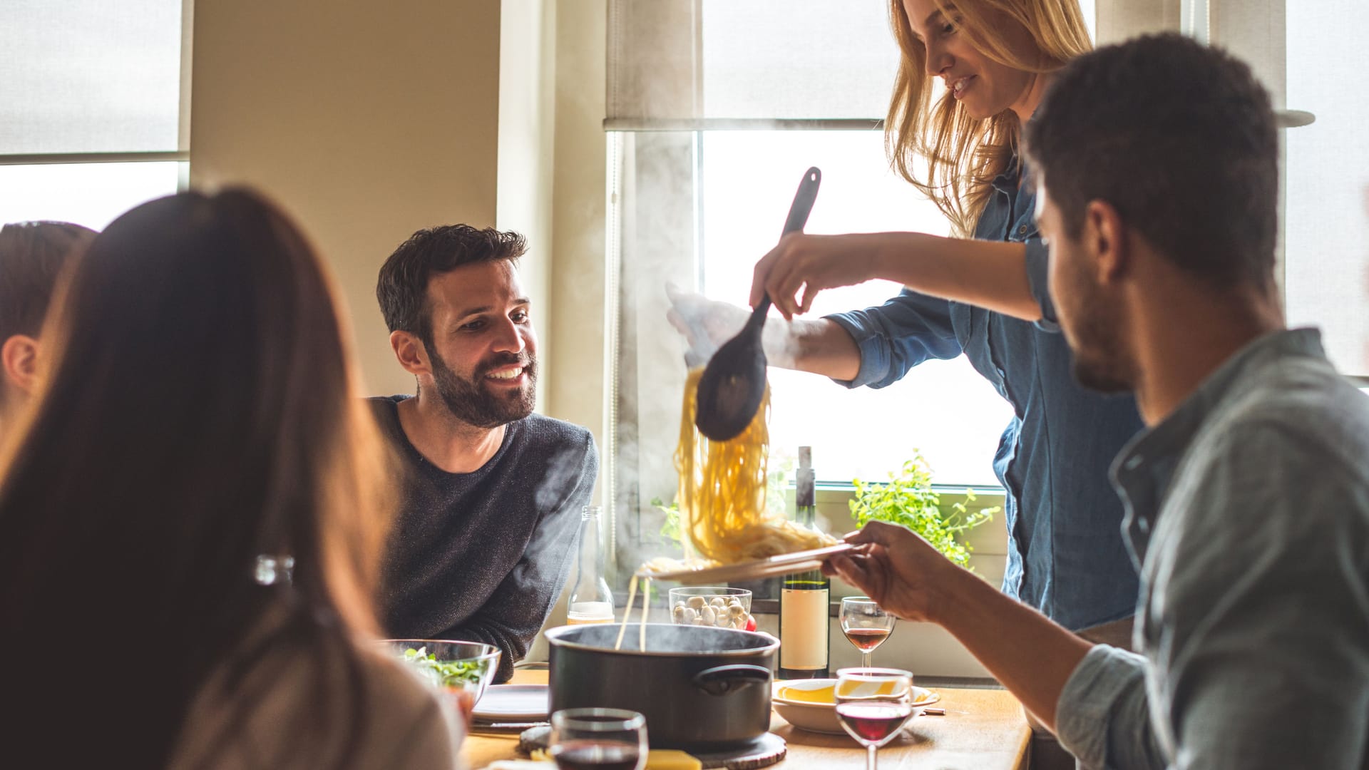 Kochabend: Essen Sie gemeinsam. Das tut Ihnen gut und spart sogar Energie.