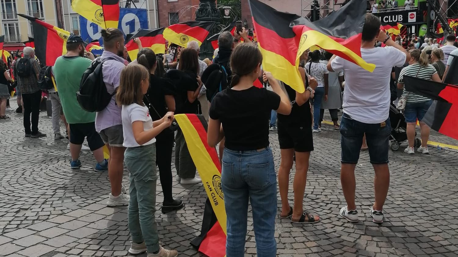 Nika und Anna schwenken Deutschlandfahnen: Sie sind extra für die DFB-Mannschaft nach Frankfurt gefahren.