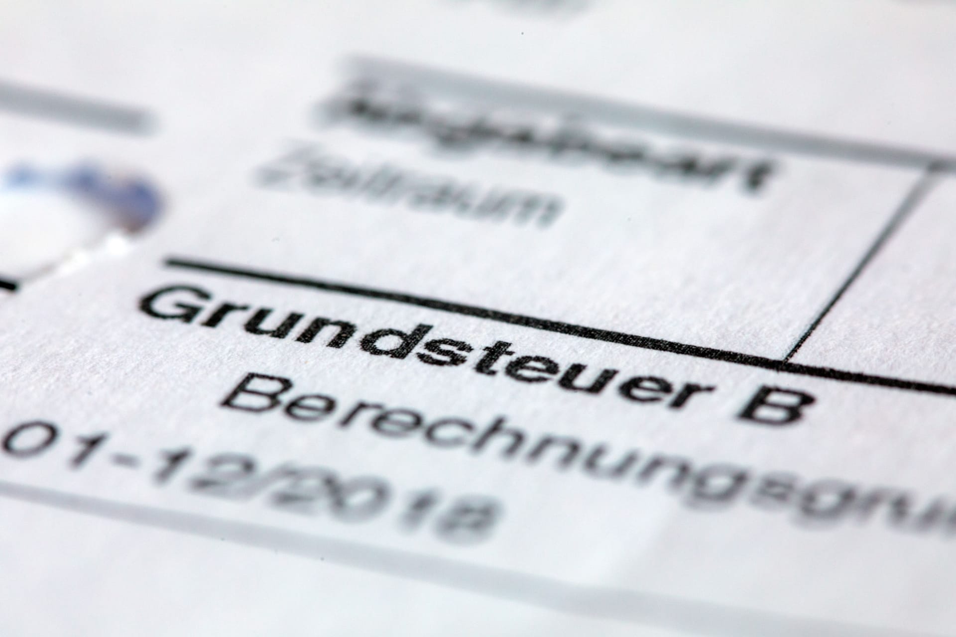 Bescheid über die Grundsteuer (Symbolbild): Eigentümer zahlen jedes Jahr eine Steuer auf den Besitz von Grundstücken und Gebäuden – die Grundsteuer.