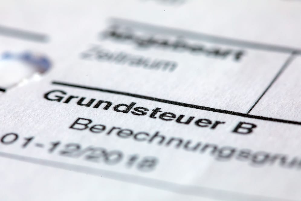 Bescheid über die Grundsteuer (Symbolbild): Eigentümer zahlen jedes Jahr eine Steuer auf den Besitz von Grundstücken und Gebäuden – die Grundsteuer.