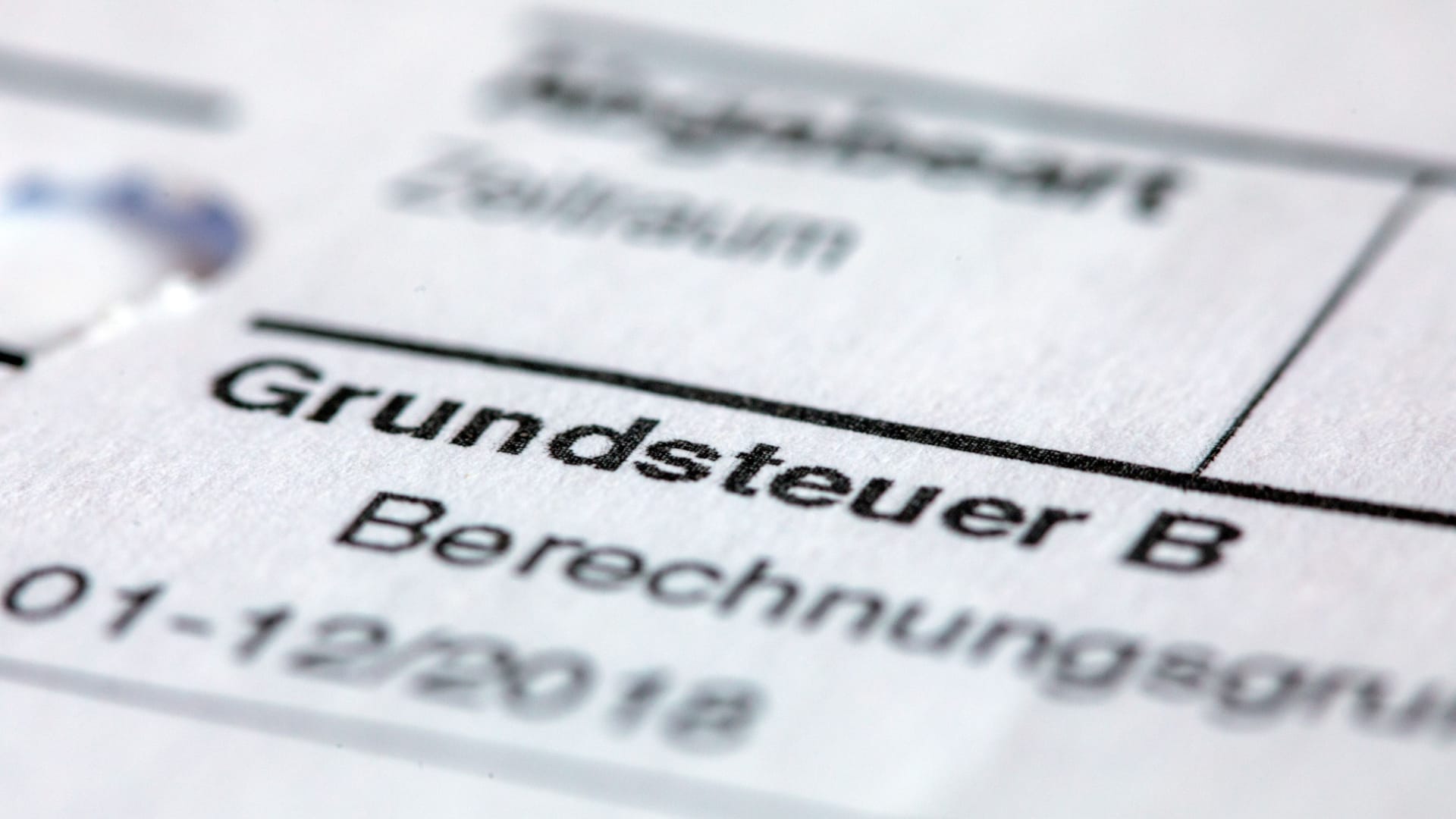 Bescheid über die Grundsteuer (Symbolbild): Eigentümer zahlen jedes Jahr eine Steuer auf den Besitz von Grundstücken und Gebäuden – die Grundsteuer. Bescheid über die Grundsteuer (Symbolbild): Eigentümer zahlen jedes Jahr eine Steuer auf den Besitz von Grundstücken und Gebäuden – die Grundsteuer.