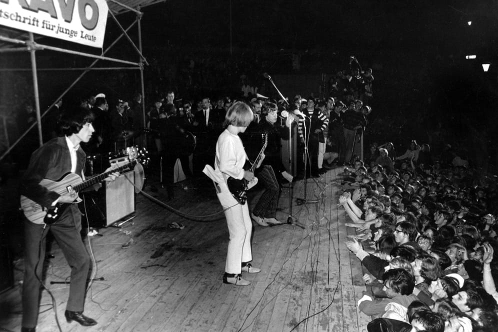 Die Rolling Stones beim Konzert auf der Waldbühne 1965: Nach kurzer Zeit stürmten die Fans die Bühne.