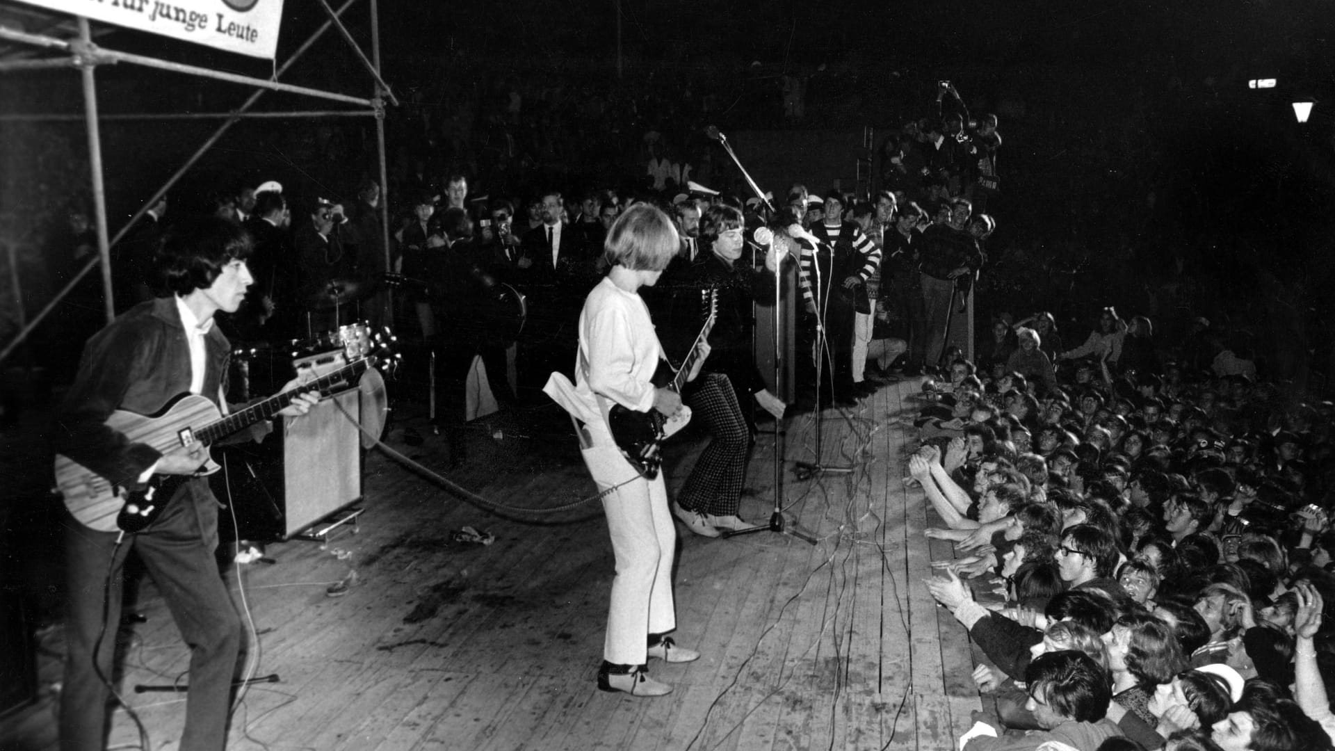 Die Rolling Stones beim Konzert auf der Waldbühne 1965: Nach kurzer Zeit stürmten die Fans die Bühne.