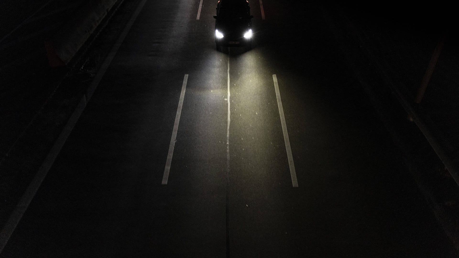 Auto auf der A100 (Symbolbild): Zuvor hatte die Polizei den Porsche in Brandenburg gestoppt.