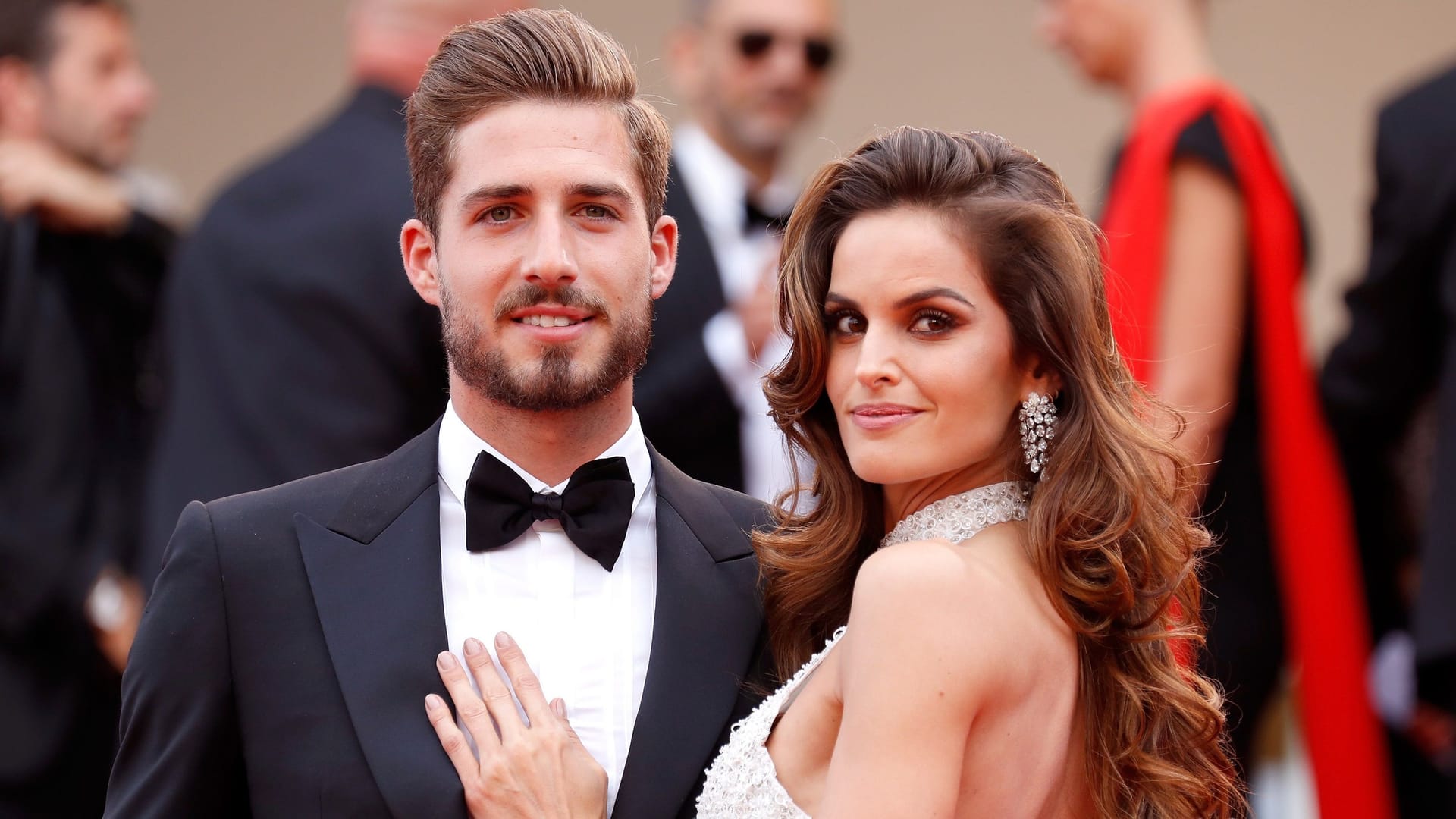 Kevin Trapp Izabel Goulart: 2017 zeigten sich der Fußballer und das "Victoria's Secret"-Model nach zwei Jahren voller Gerüchte erstmals offiziell zusammen. Ein Jahr später folgte die Verlobung.