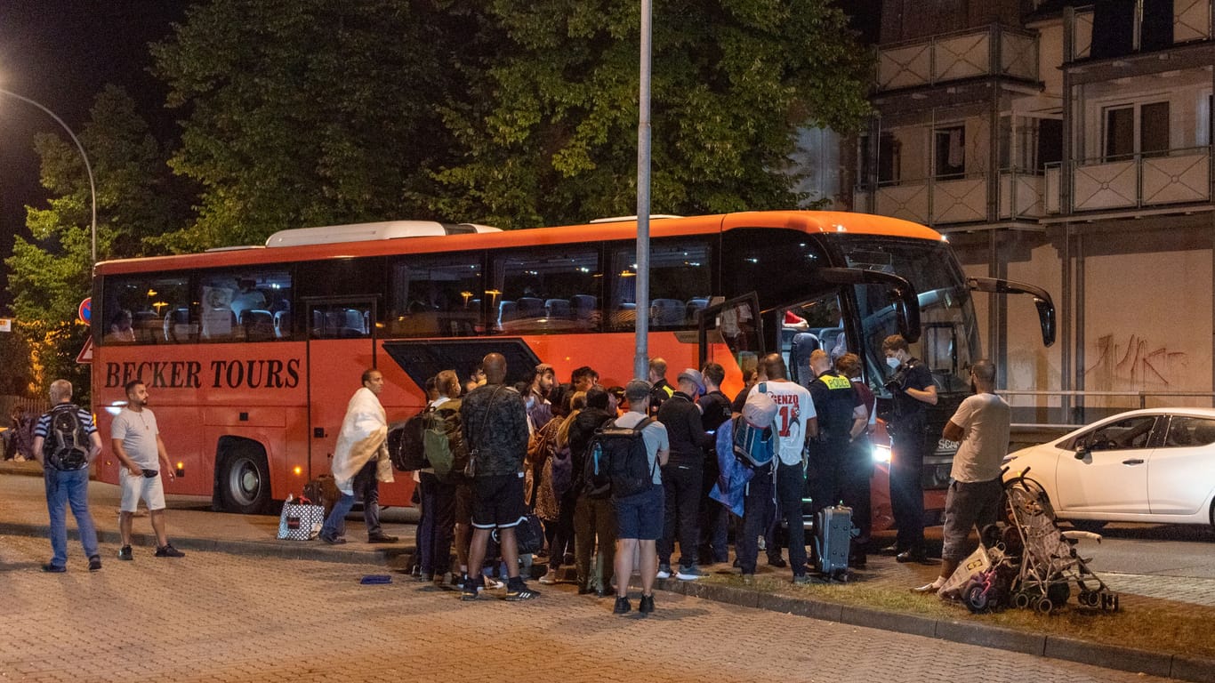 Reisende stehen vor einem Bus: Die Gemeinde Tostedt hatte einen Shuttleverkehr organisiert.