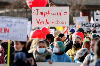 Gegen das Impfen: Menschen gehen für "freie Impfentscheidung" auf die Straße – und erklären die zu Verbrechern, die Eltern den sehnlichen Wunsch nach Impfung von Risikokindern erfüllen wollen.