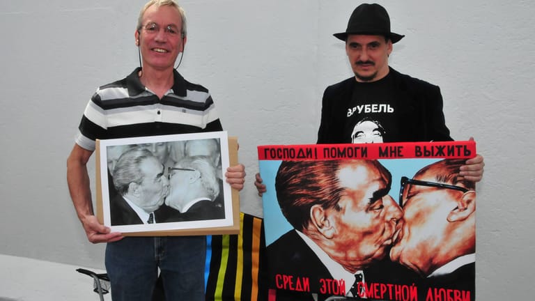 Bruderkuss-Fotograf Bossu und Maler Wrubel (rechts) trafen sich 2009 vor der Berliner Mauer.