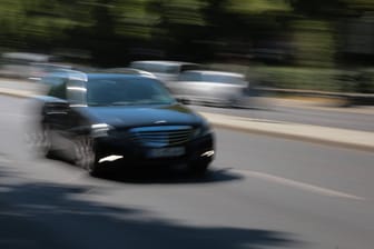 Ein Auto rast über die Straße (Symbolfoto): Nicht nur das zu schnelle Fahren wurde ihm zum Verhängnis.